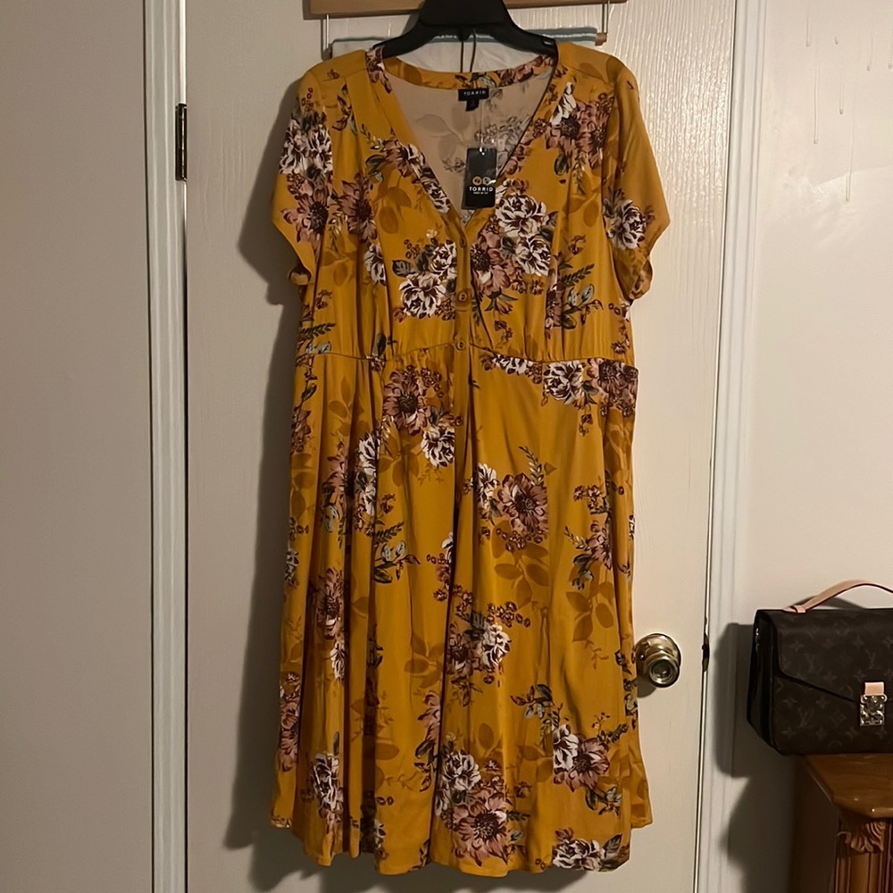 ✨TORRID ✨New with tags short sleeve floral dress